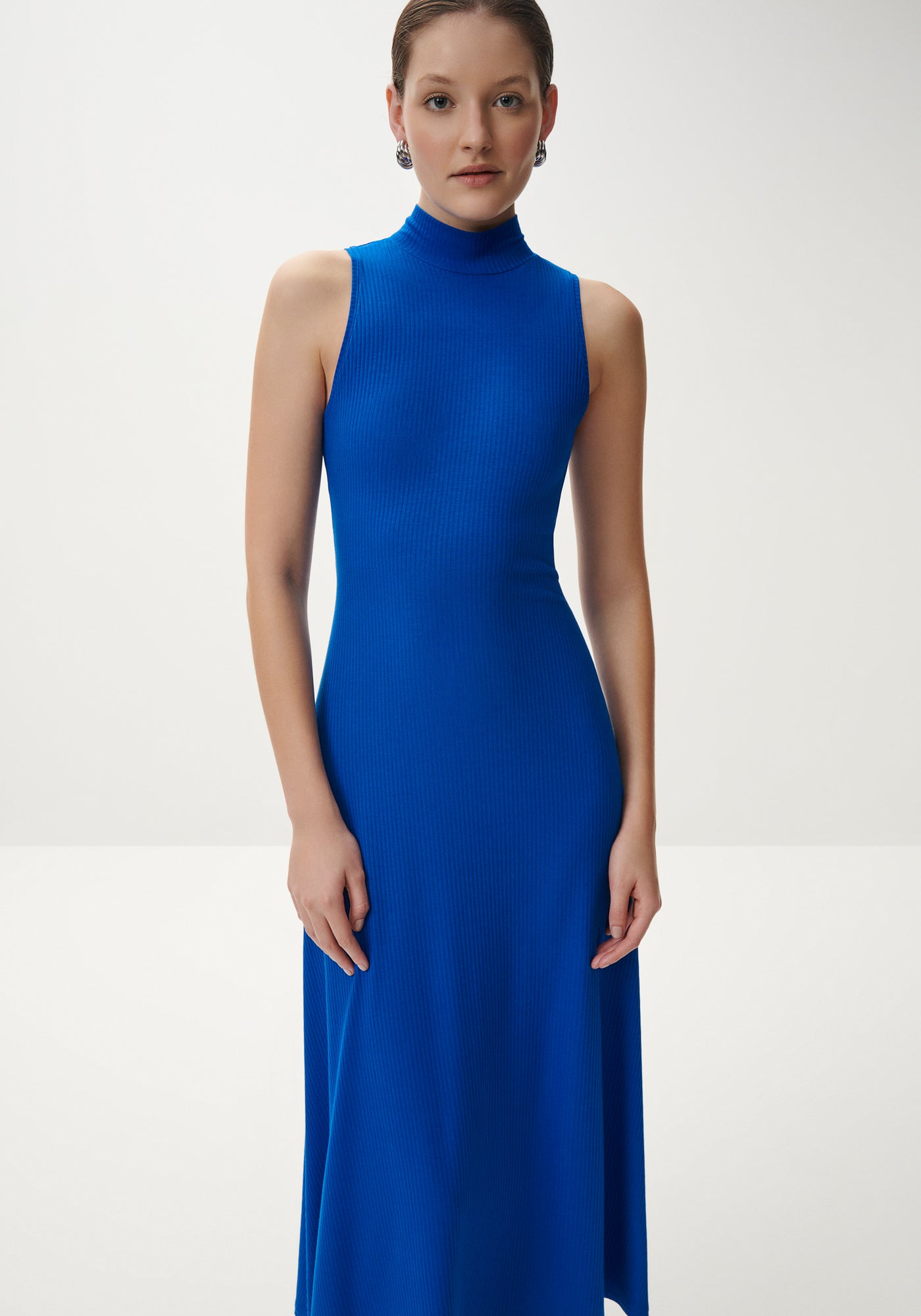 Vestido midi acanalado con cuello alto