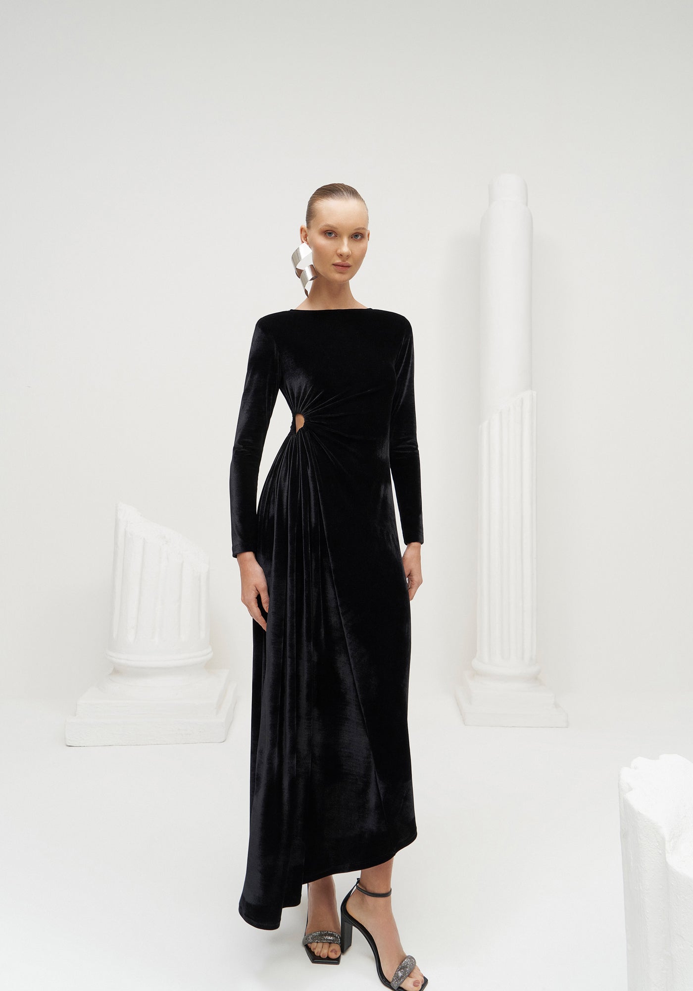 Vestido de terciopelo de manga larga con corte