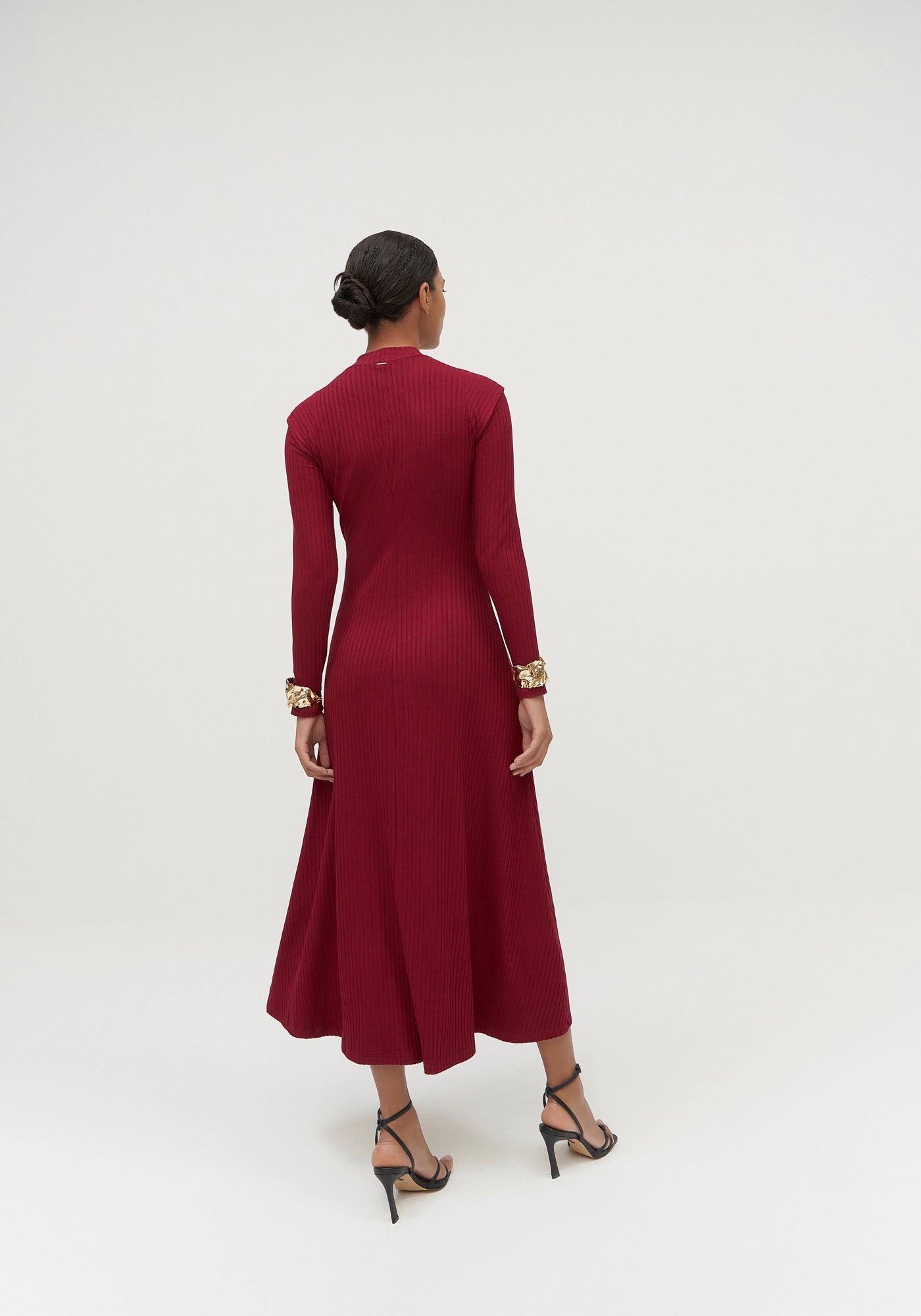 Vestido midi de canalé con mangas largas