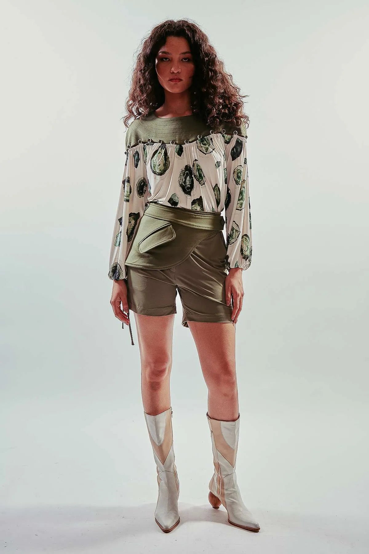 Blusa manga larga dos piezas abotonadas blanco estampado y verde