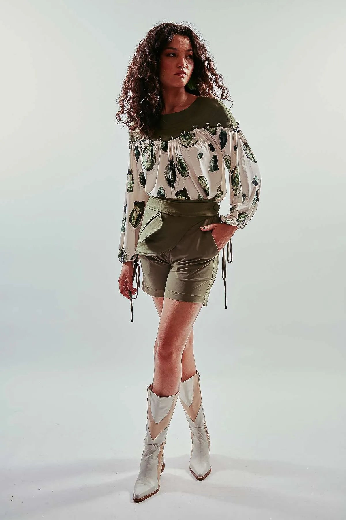 Blusa manga larga dos piezas abotonadas blanco estampado y verde