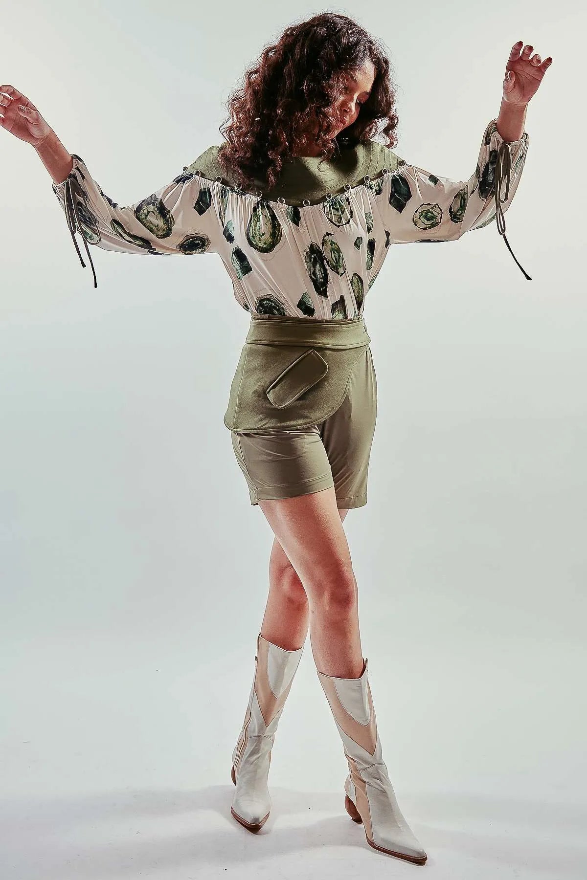 Blusa manga larga dos piezas abotonadas blanco estampado y verde