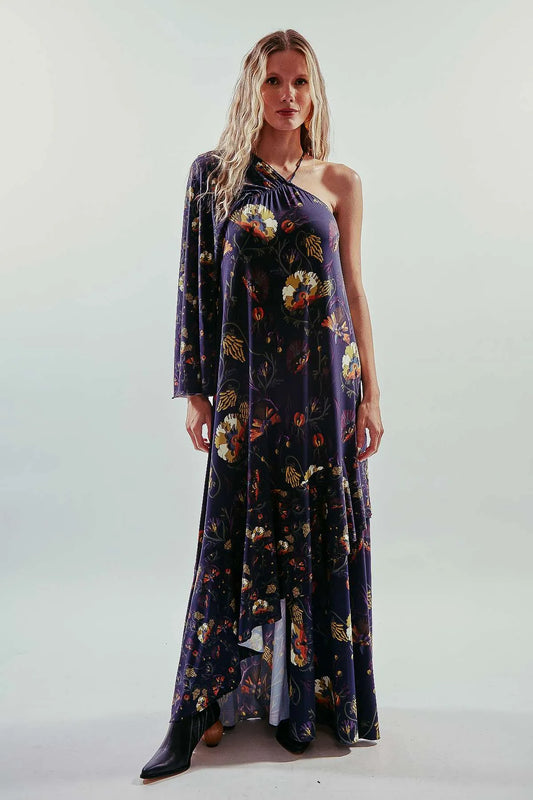 Vestido largo liso y asimétrico de una manga larga, color azul oscuro, con vuelo y volantes