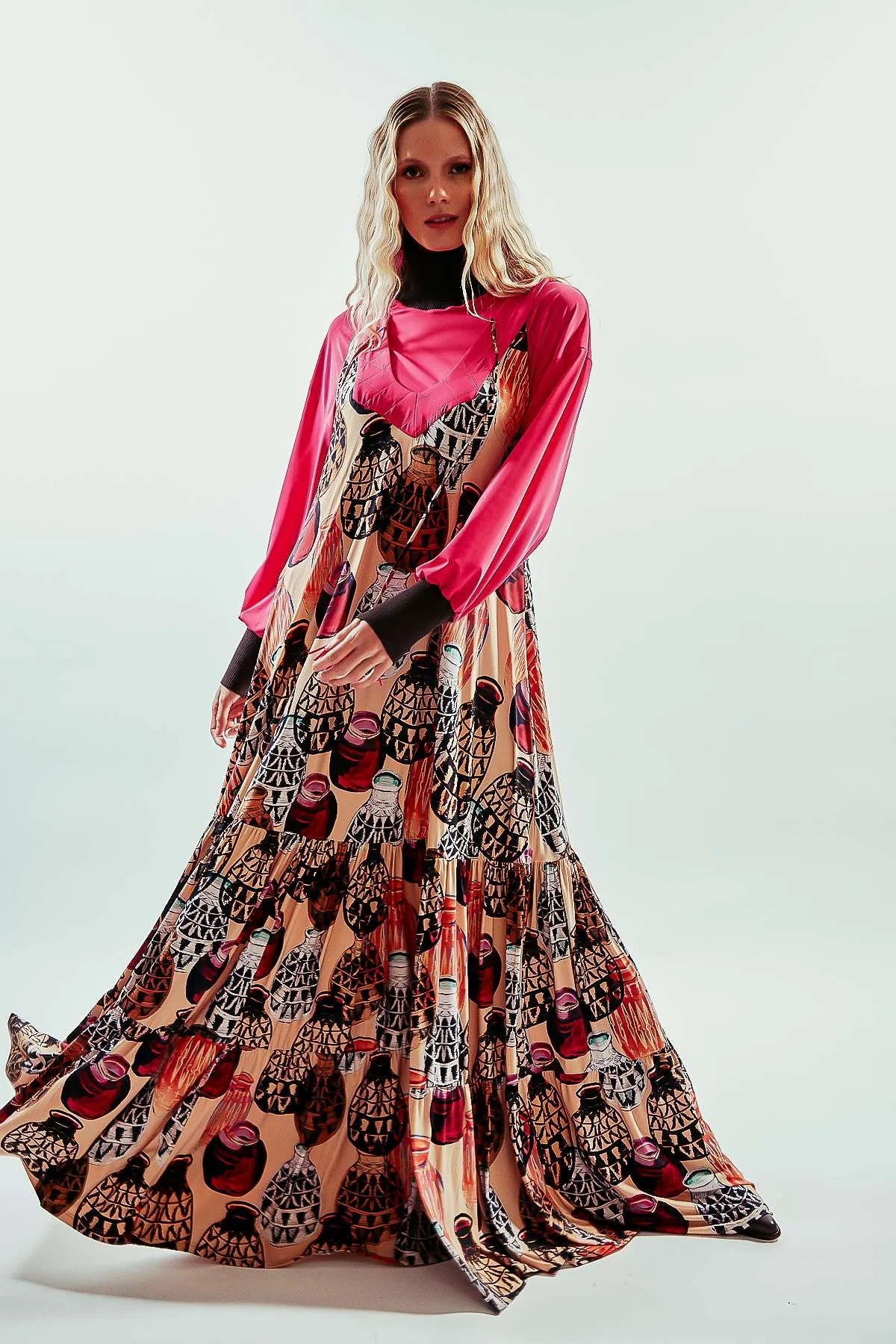 Vestido largo de tirantes, estampa de jarrones y vuelo