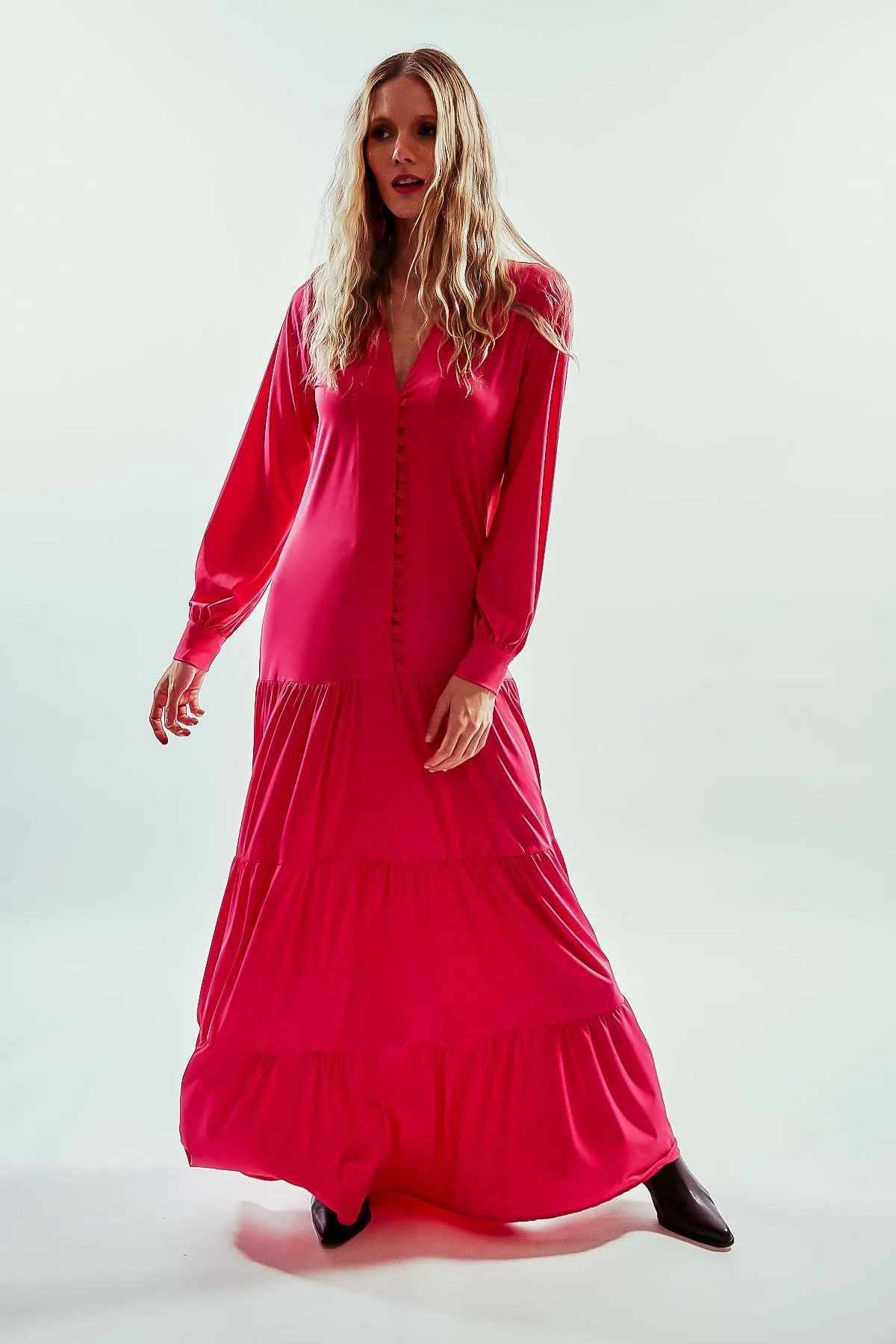 Vestido largo rosa manga larga y abotonado hasta cintura