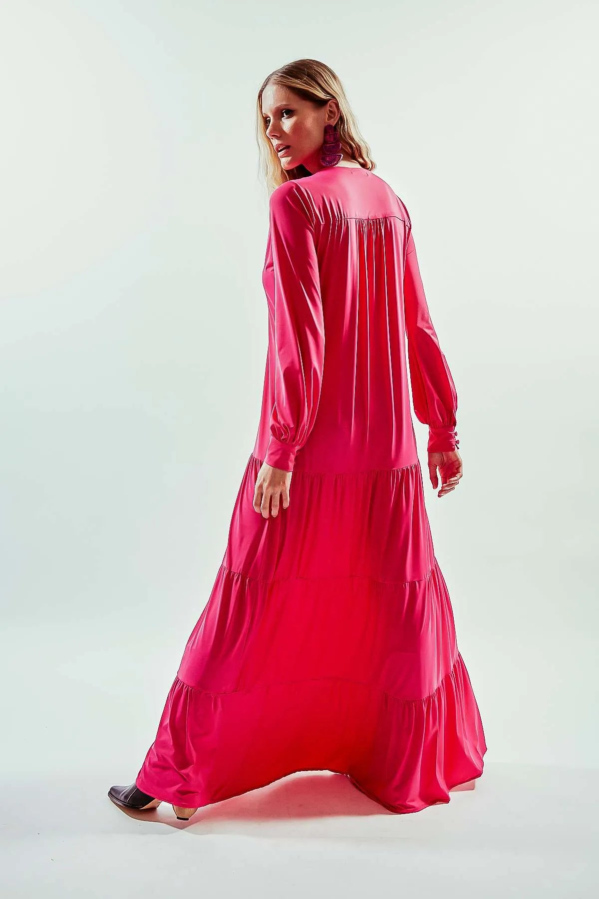 Vestido largo rosa manga larga y abotonado hasta cintura