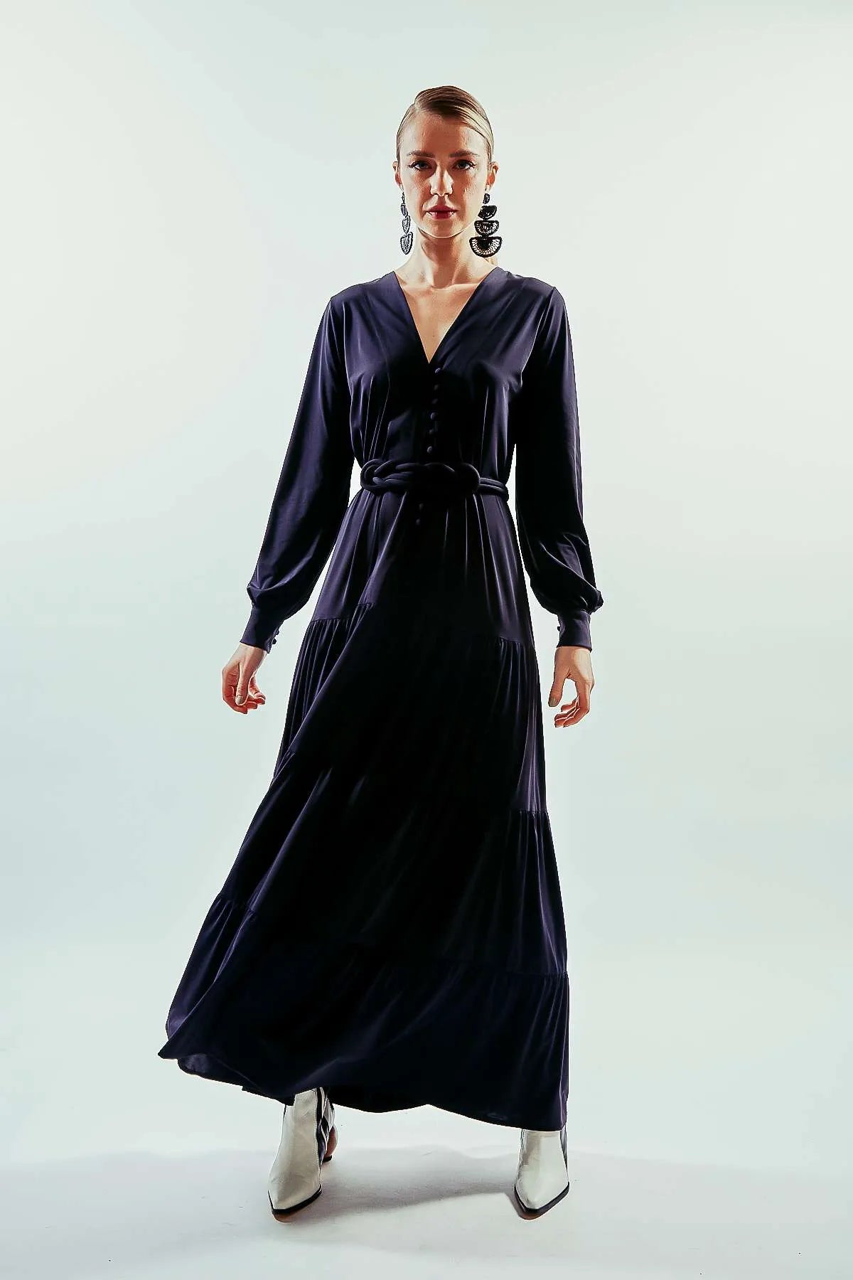 Vestido largo negro manga larga y abotonado hasta cintura