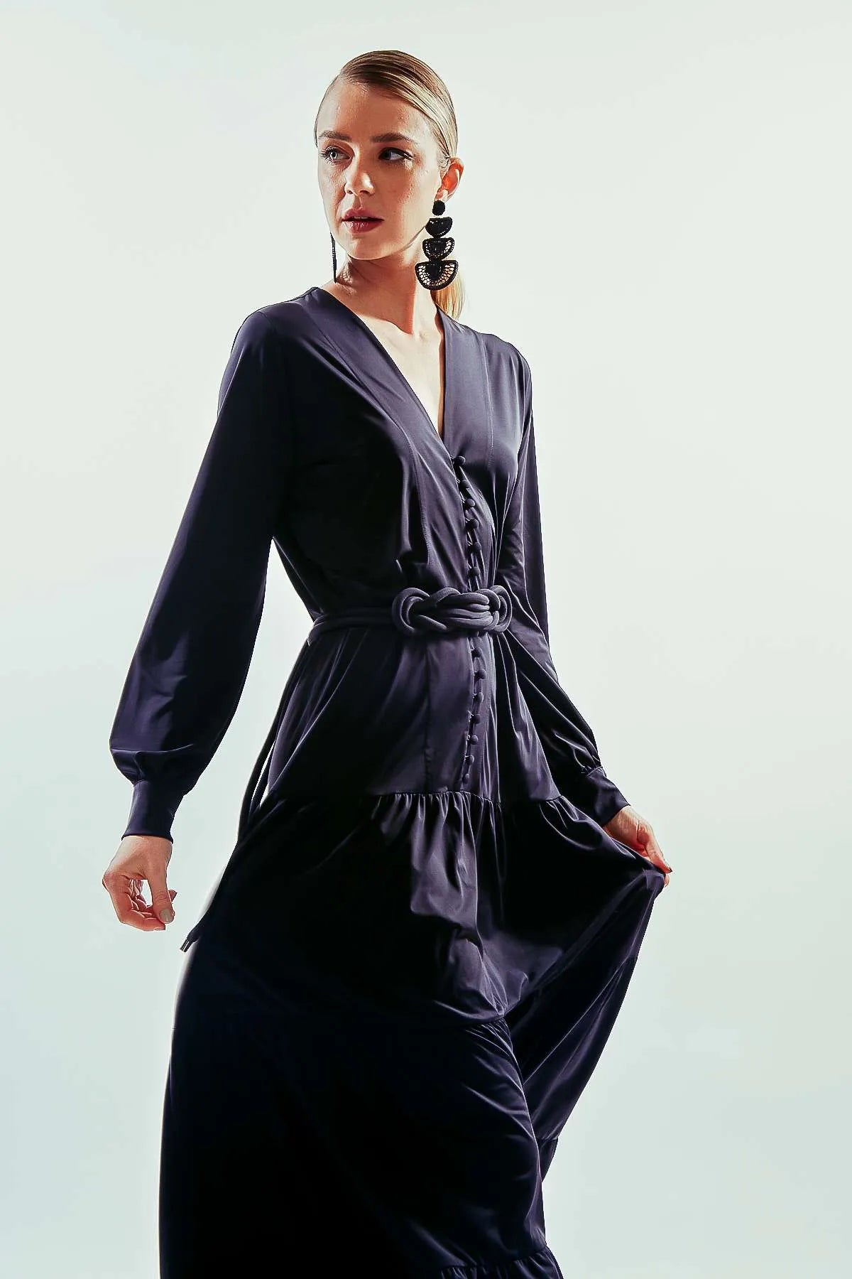 Vestido largo negro manga larga y abotonado hasta cintura