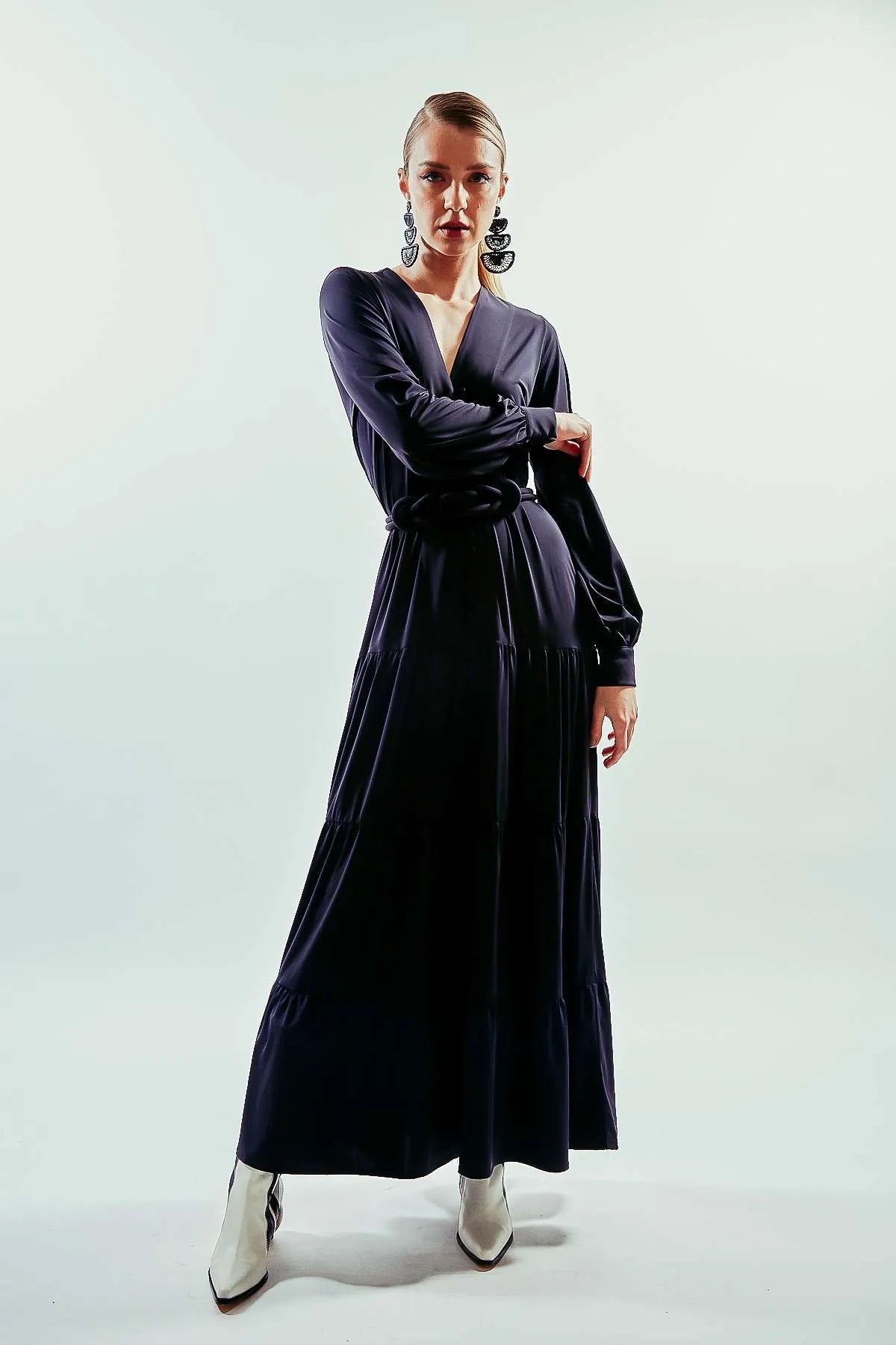 Vestido largo negro manga larga y abotonado hasta cintura