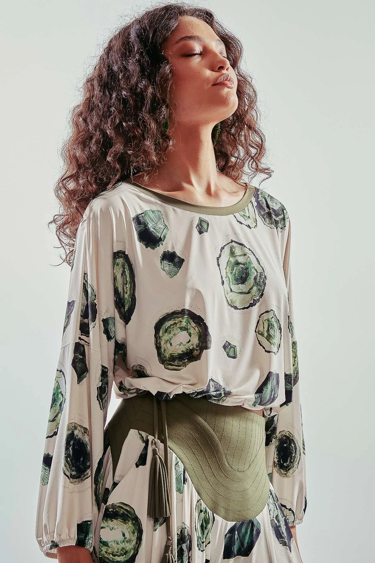 Pantalón largo pata elefante con estampa esmeraldas