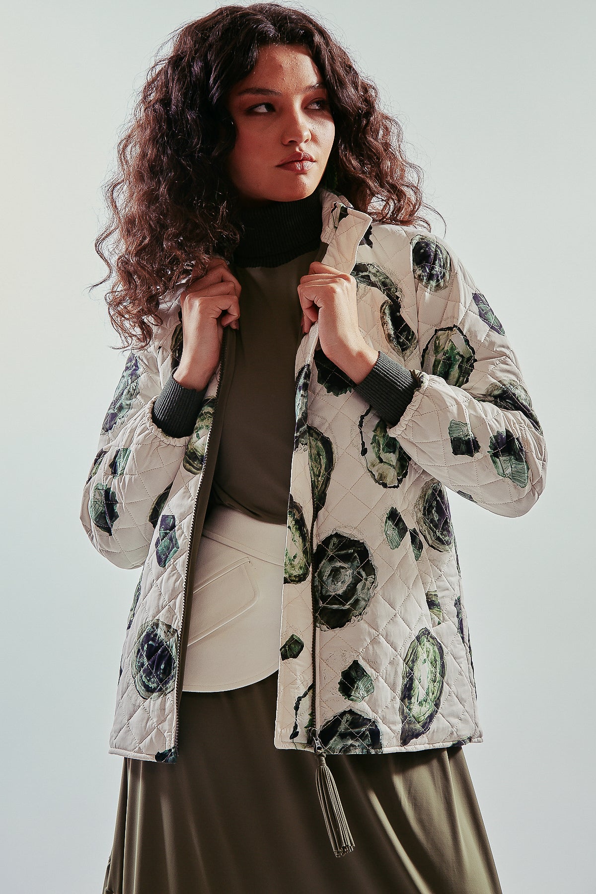 Cazadora blanca estampa esmeraldas y bolsillos laterales