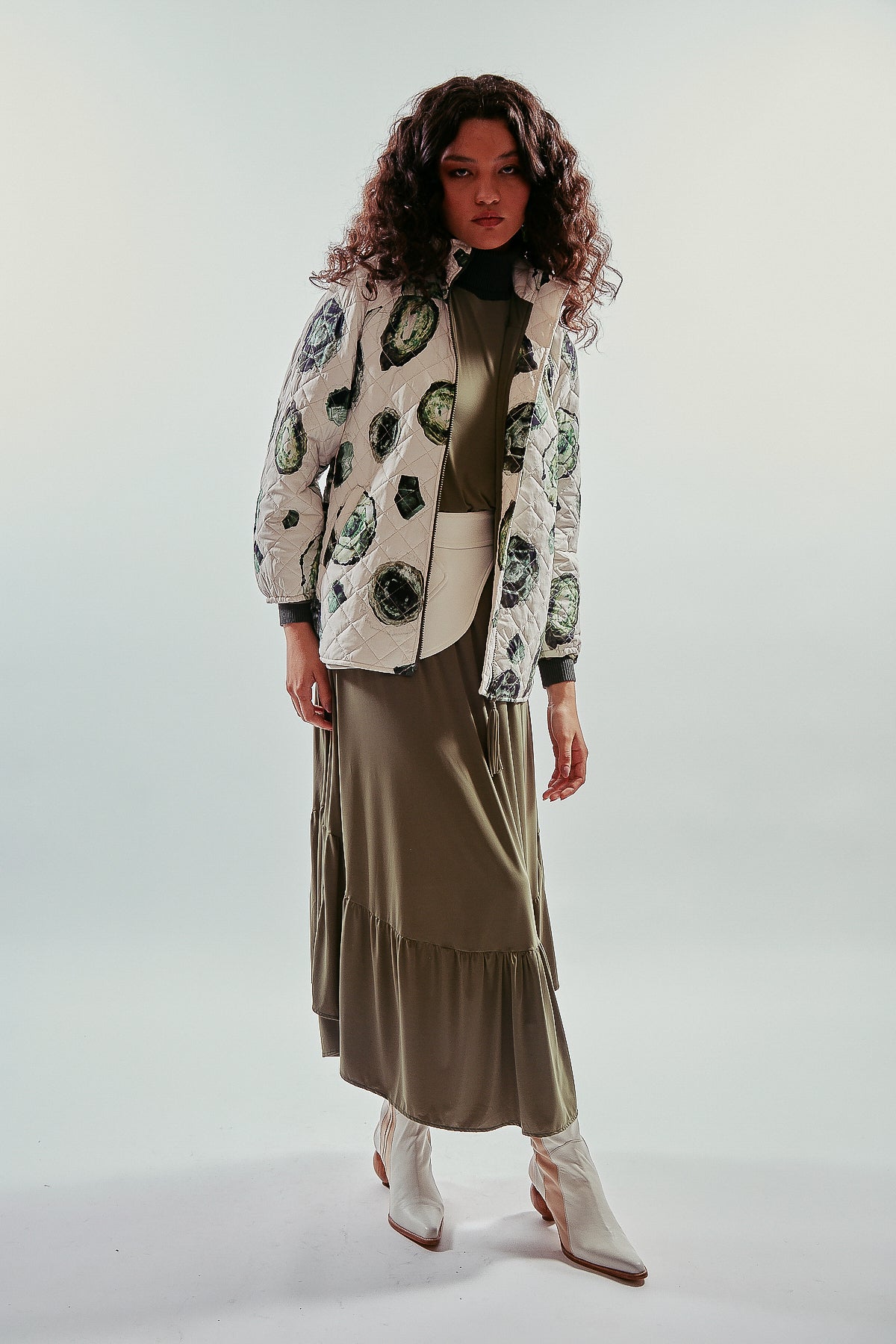 Cazadora blanca estampa esmeraldas y bolsillos laterales