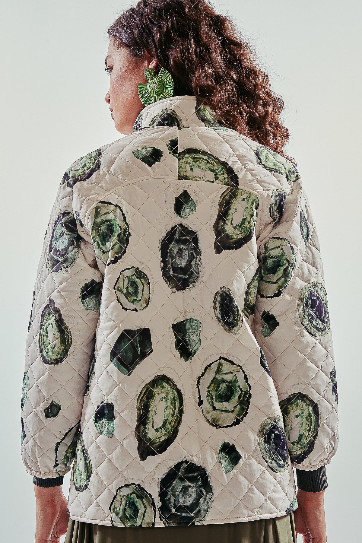 Cazadora blanca estampa esmeraldas y bolsillos laterales