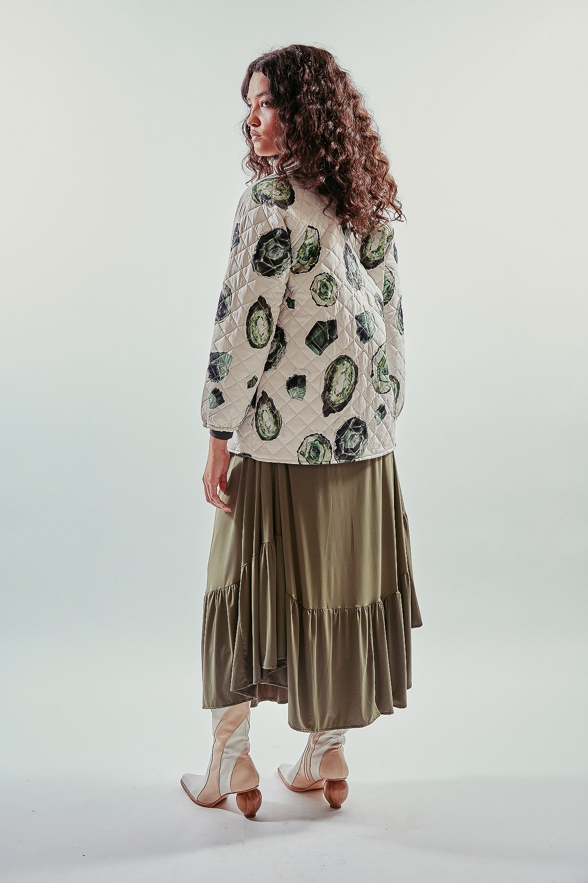 Cazadora blanca estampa esmeraldas y bolsillos laterales