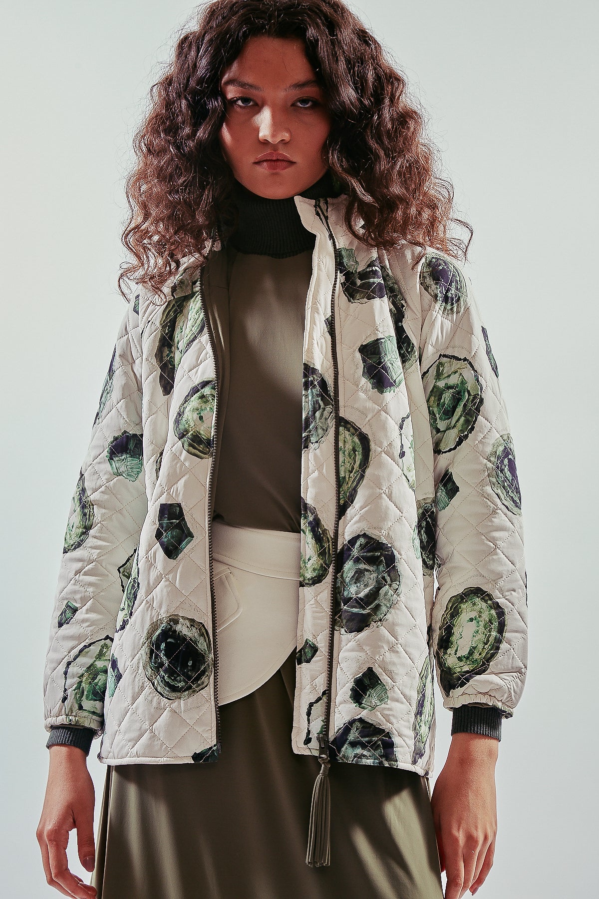 Cazadora blanca estampa esmeraldas y bolsillos laterales